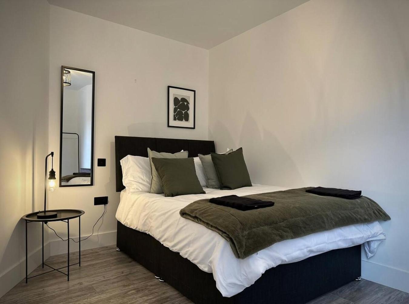 Suite Swindon Escape In Town Centre - Free Parking Εξωτερικό φωτογραφία